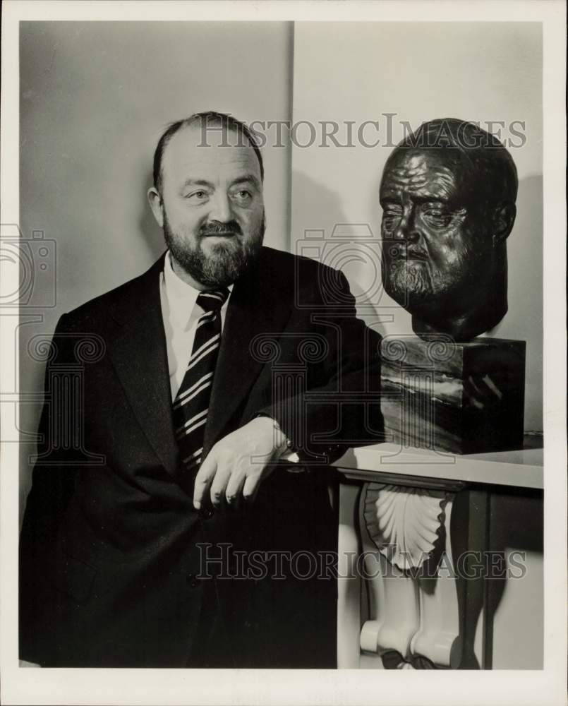 1956 Press Photo Philip Harben, Britain&#39;s &#39;culinary ambassador&#39; poses by bust.- Historic Images