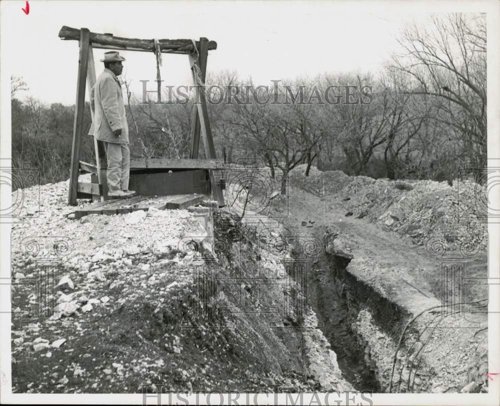 1965 Press Photo Elizar Guerra looks over Salado Creek excavation site.- Historic Images