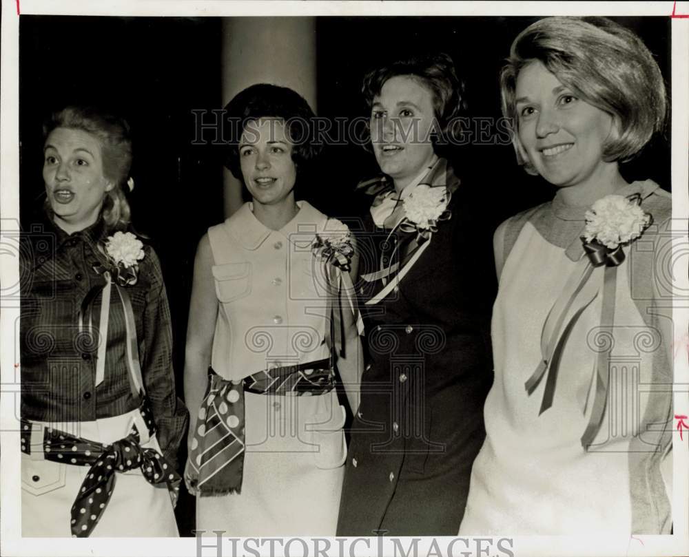 1969 Press Photo Event Hostesses Greet Guests at the Houston Country Club, Texas- Historic Images