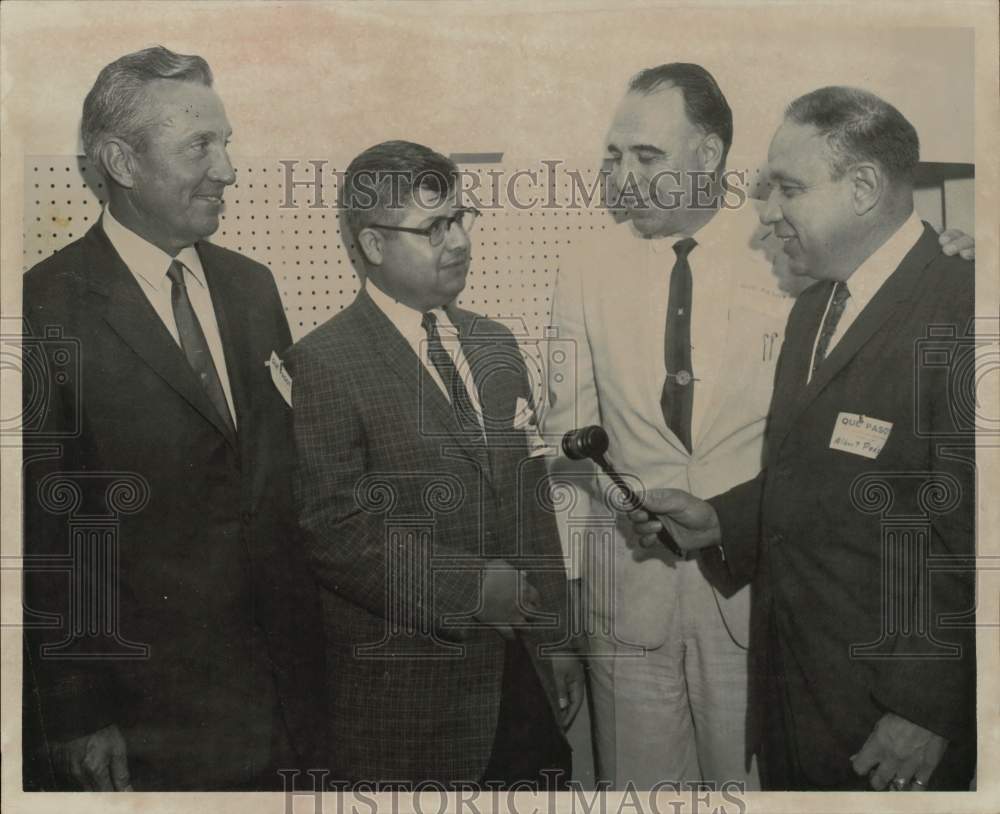 1961 Press Photo Henry Gonzalez talks with G.E. Flores and Albert Pena.- Historic Images