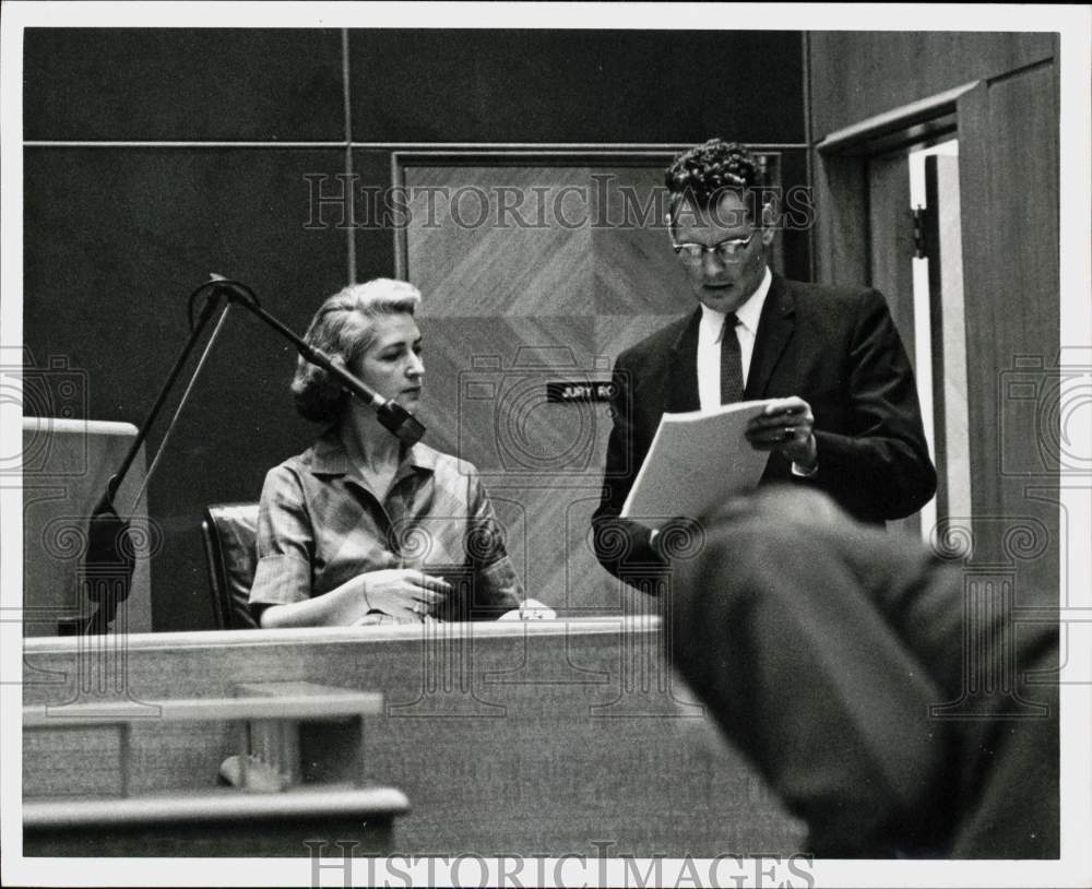 1959 Press Photo Court reporter Nita Haney with D.A. Dan Walton in courtroom.- Historic Images