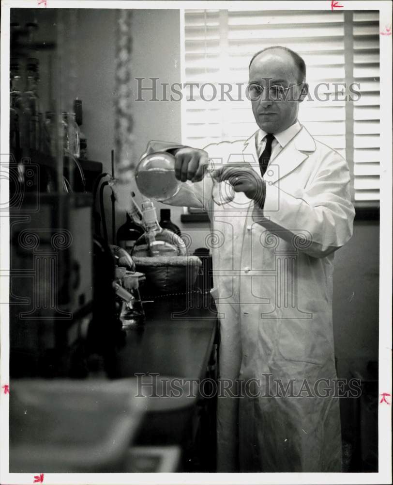 1962 Press Photo Dr. Robert Guillemin, Baylor college physiologist works in lab.- Historic Images