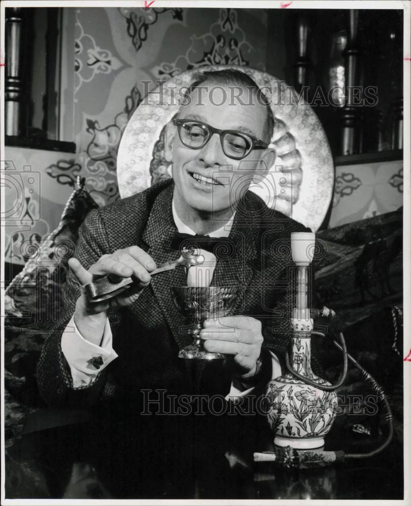 1959 Press Photo Stanton Delaplane, columnist, dunks Japanese pearls in cocktail- Historic Images