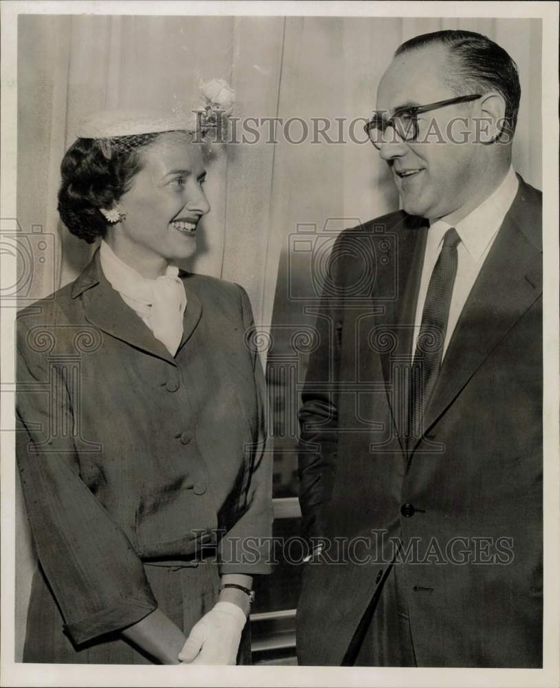 1955 Press Photo Dirk Koeleman, KLM Royal Dutch manager poses with Mrs. Hammond.- Historic Images