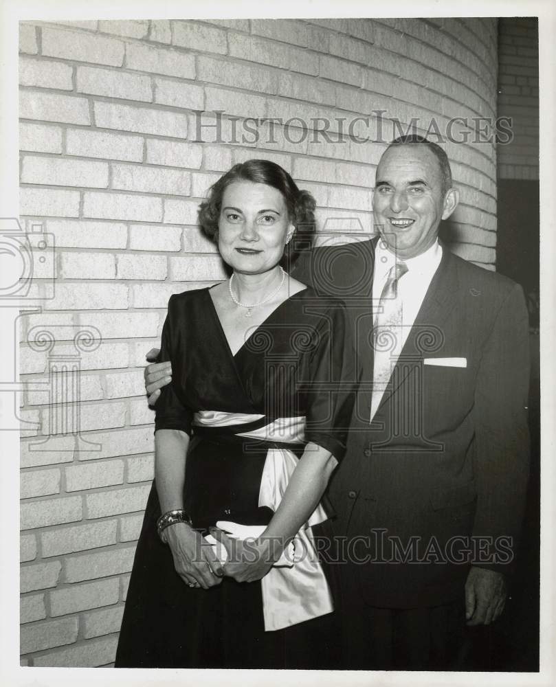 1960 Press Photo Matthew Gordy of Pan American Petroleum with wife Betty.- Historic Images