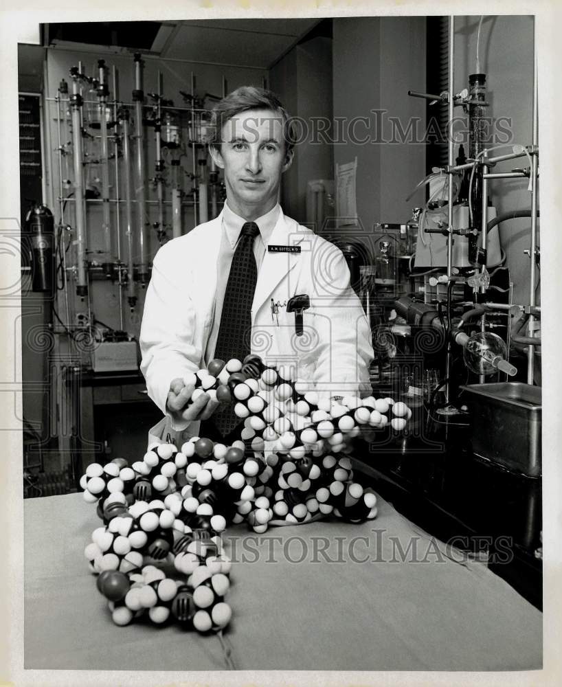 1973 Press Photo Dr. Antonio Gotto at Baylor College of Medicine&#39;s laboratory- Historic Images