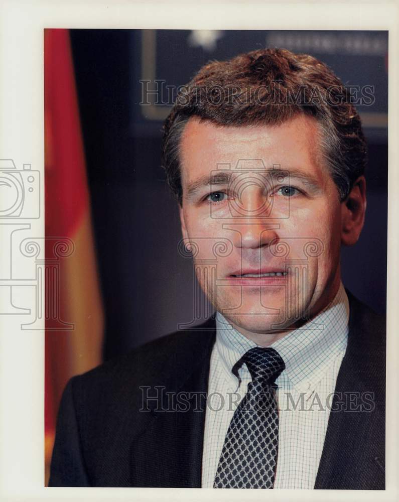 1990 Press Photo Chuck Hagel speaks at Economic Summit press conference in Texas- Historic Images