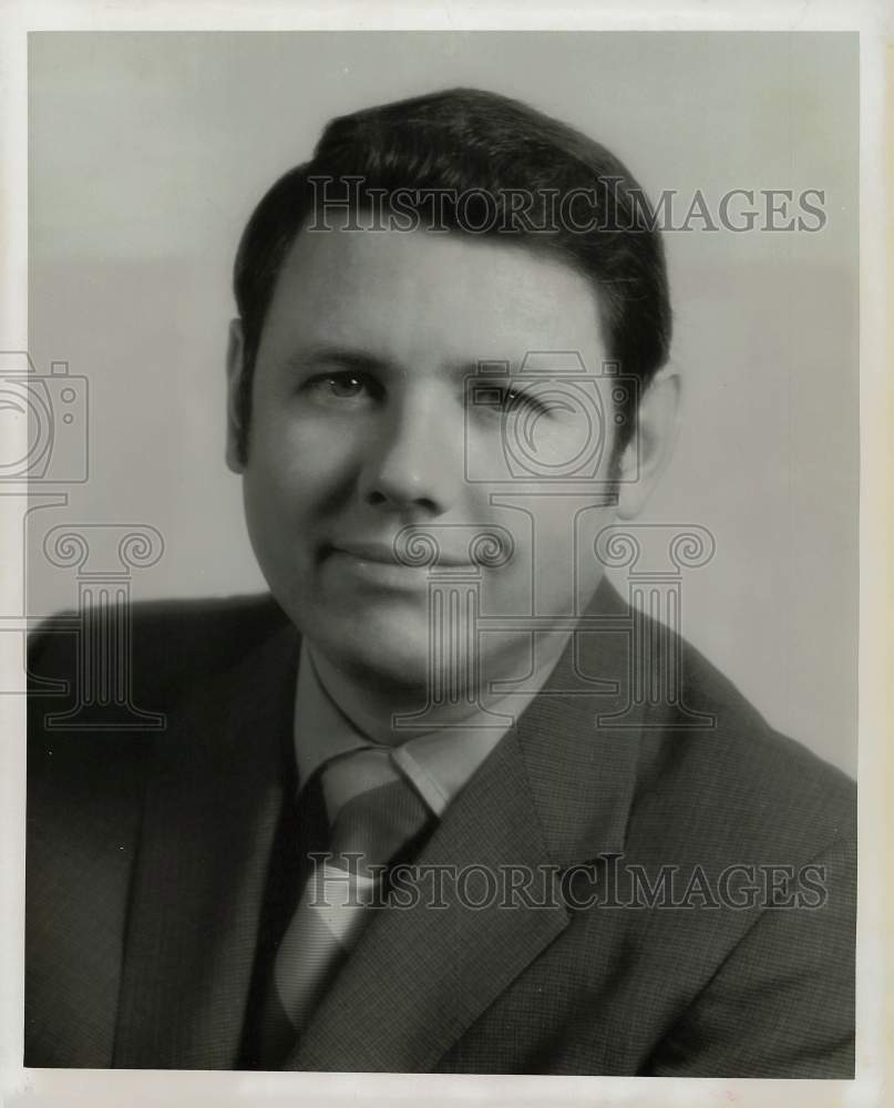 1975 Press Photo James V. Withey, Continental Carbon Company President.- Historic Images