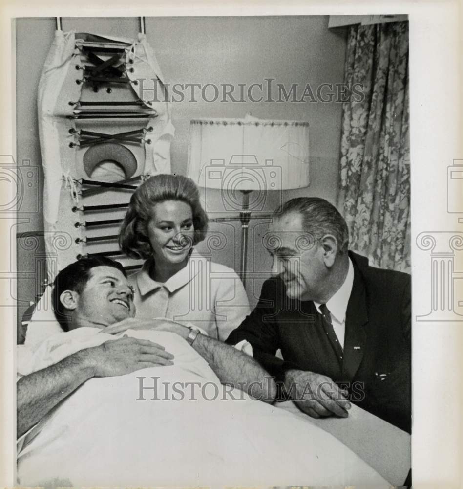 1964 Press Photo Senator Edward Kennedy talks with Lyndon B. Johnson in hospital- Historic Images