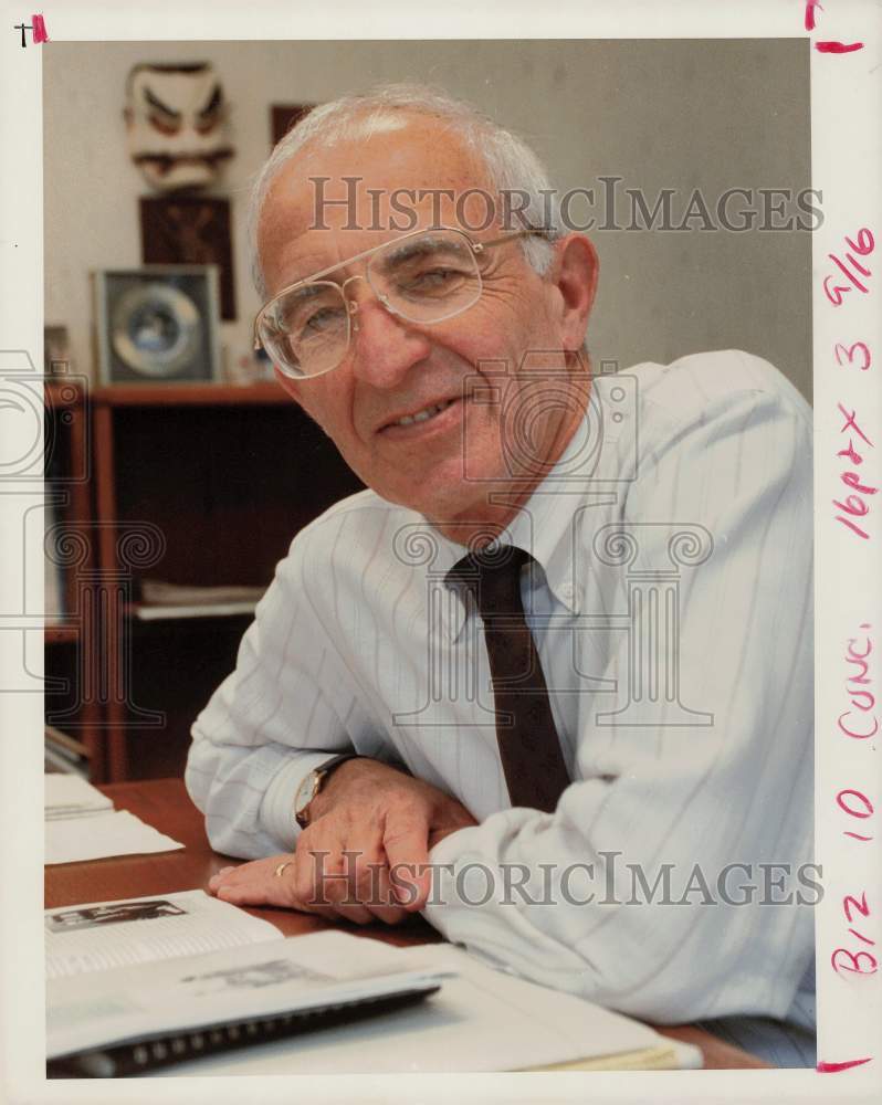 1992 Press Photo David Gottlieb, instructor of economic development. - hpa61333- Historic Images