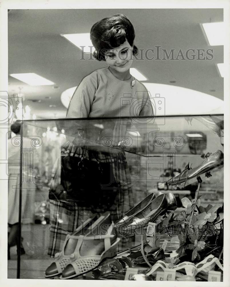 1962 Press Photo Linda Stafford shops for Easter finery and shoes. - hpa61411- Historic Images