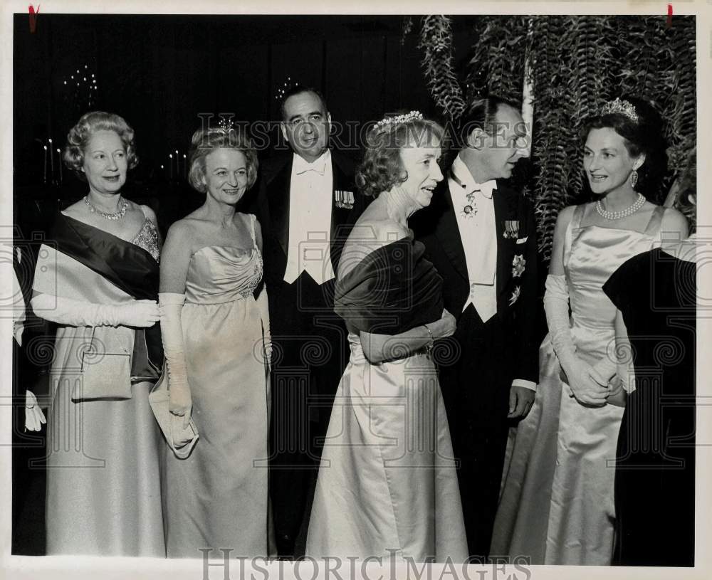 1964 Press Photo Omsby Gore, British Ambassador receiving line guests.- Historic Images