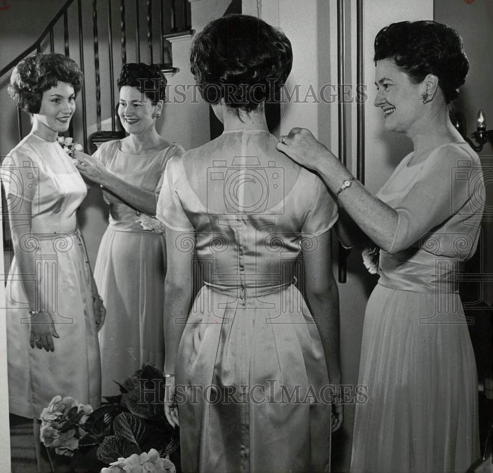 1961 Press Photo Mrs. Dow Zabolio pins corsage on Diana Duff-Smith, tea honoree.- Historic Images