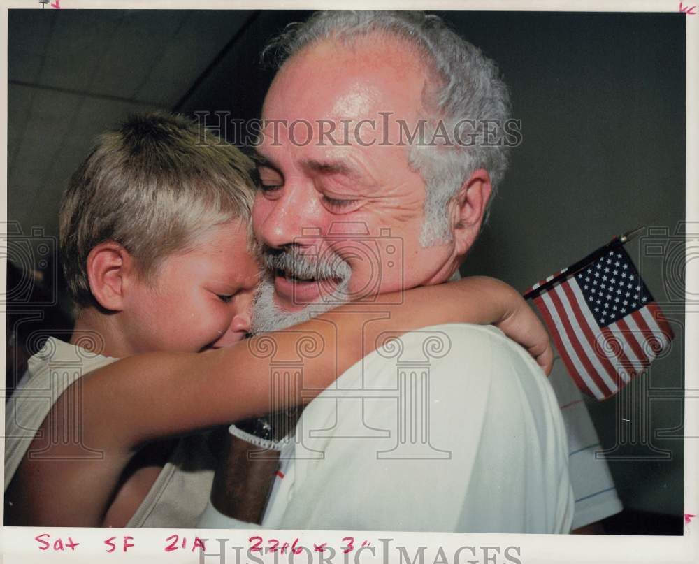 1990 Press Photo Ed Daly and grandson Jacob reunited at Houston International- Historic Images