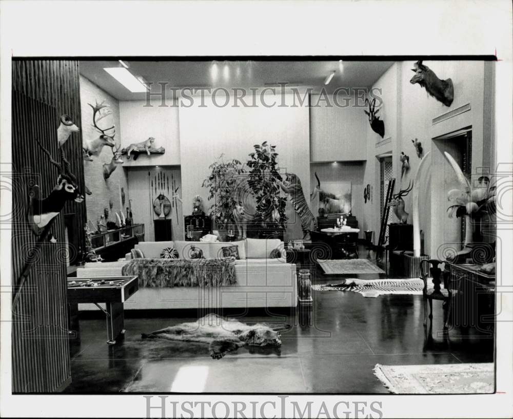 1973 Press Photo Trophy room of Houston geologist Flavy Davis, Texas.- Historic Images