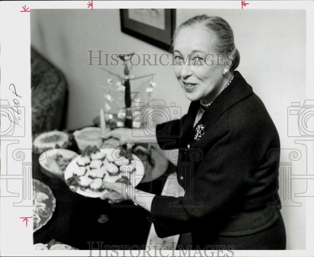 1966 Press Photo Mrs. Abel Leader displays her culinary items in Houston.- Historic Images