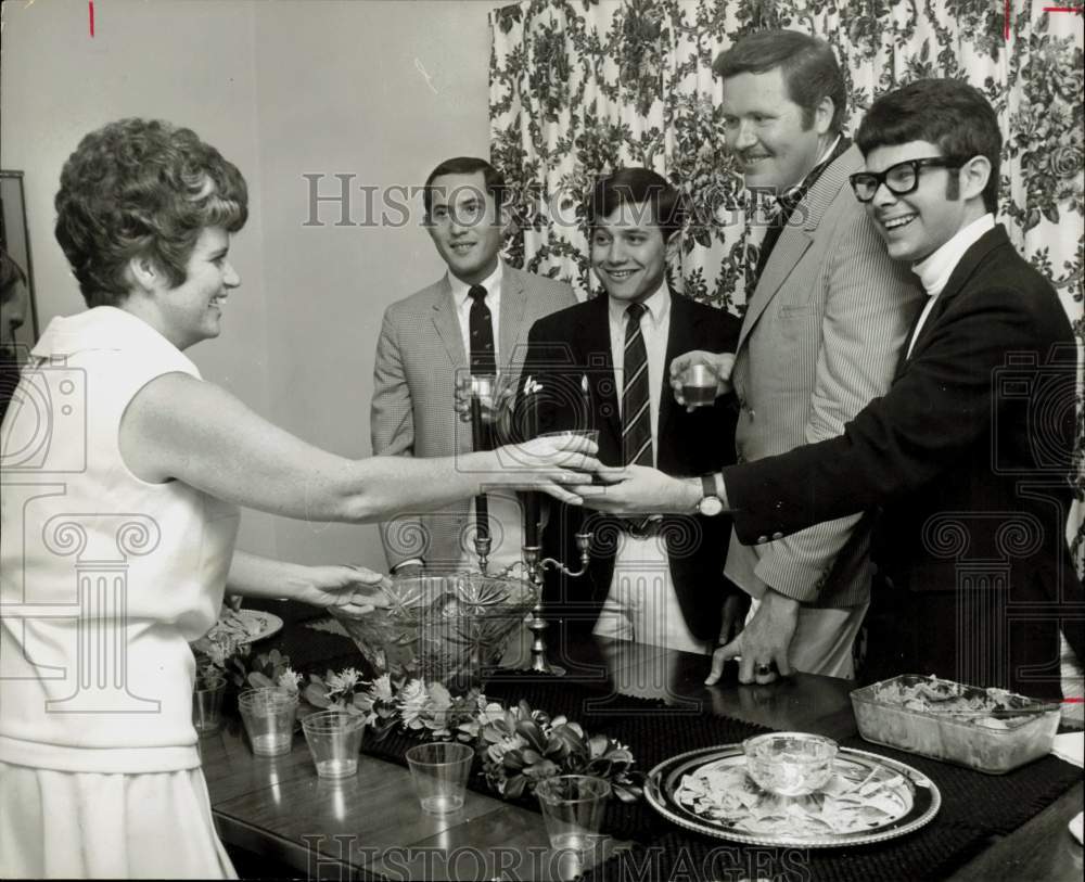 1968 Press Photo Irene Kerr serves punch to group in Houston - hpa62479- Historic Images