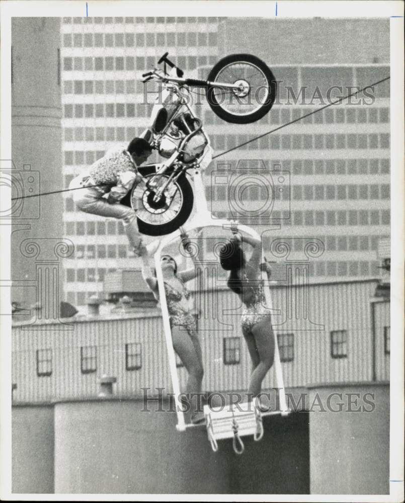 1967 Press Photo J. Stephen Lurick rides motorcycle on high wire in circus- Historic Images