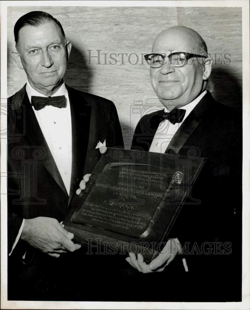 1966 Press Photo S.L. Shlenker presents award to Charles Alcorn - hpa62855- Historic Images