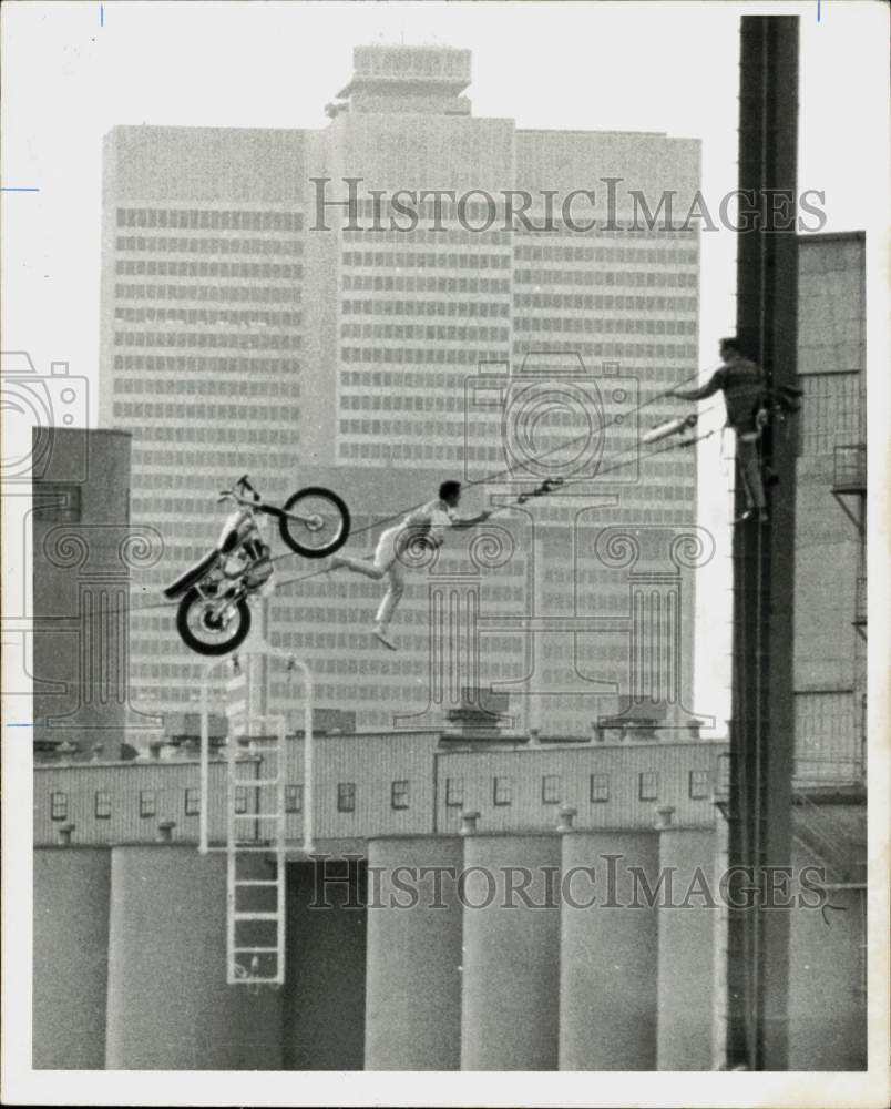 1967 Press Photo Ringling Bros., Barnum and Bailey Circus high-wire act.- Historic Images