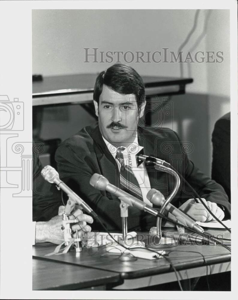 1981 Press Photo Houston organization project coordinator Bob Comeaux speaks- Historic Images