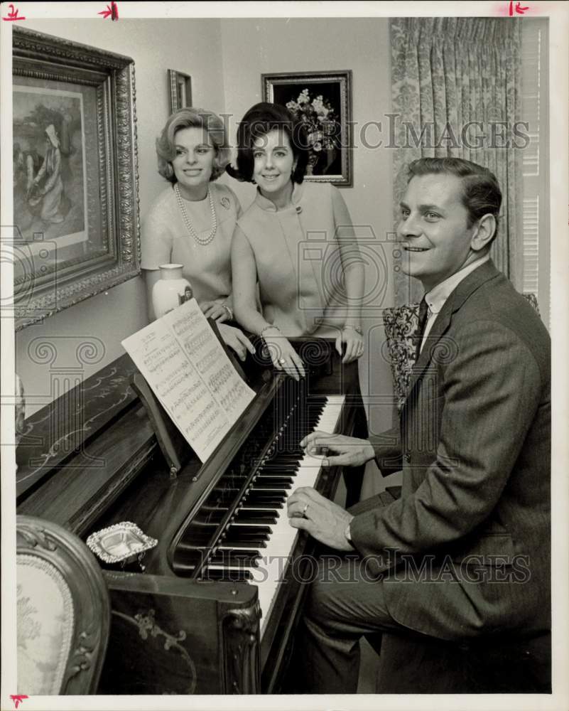 1967 Press Photo Mrs. Daniel and Mrs. Wells watch Sebastian Adler play piano- Historic Images