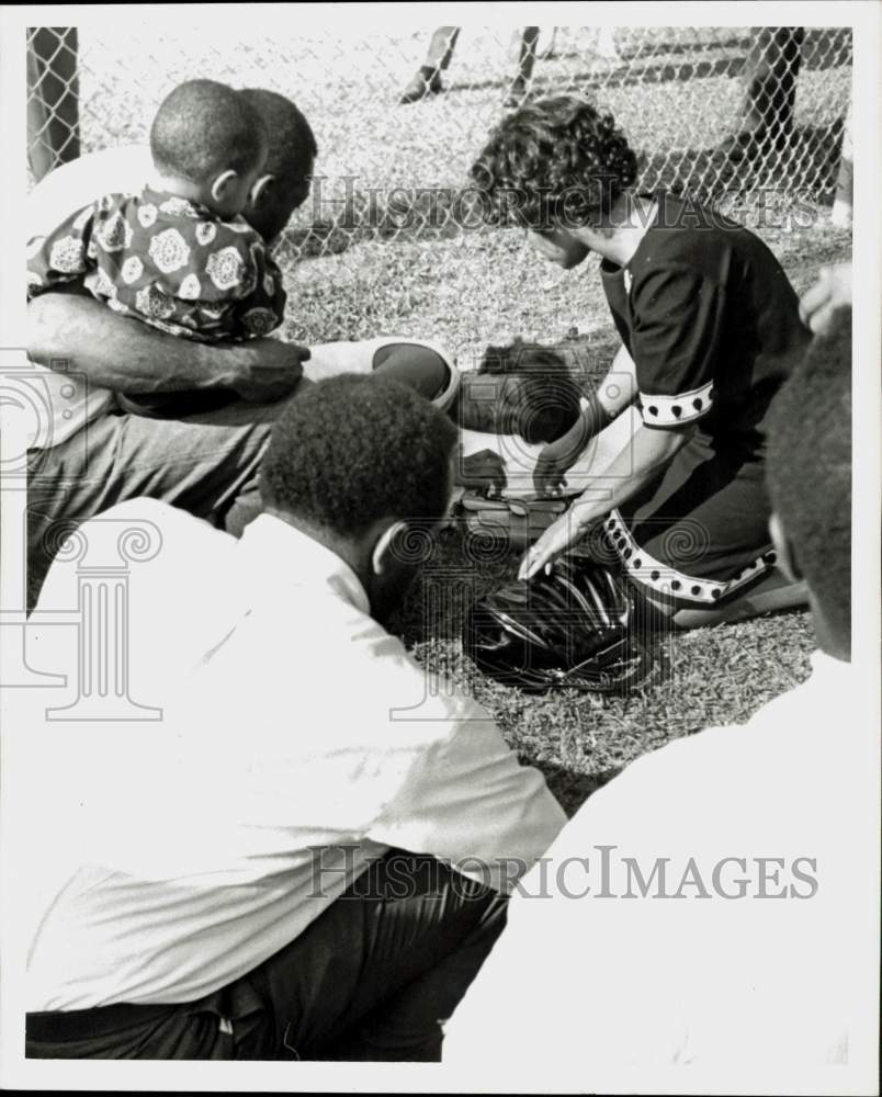 1968 Press Photo People Gathered around to Aid Heat Victim, Houston, Texas- Historic Images