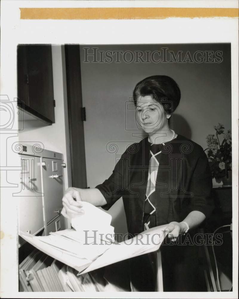 1960 Press Photo Houston Oil secretary Edith Odette Dean - hpa63144- Historic Images