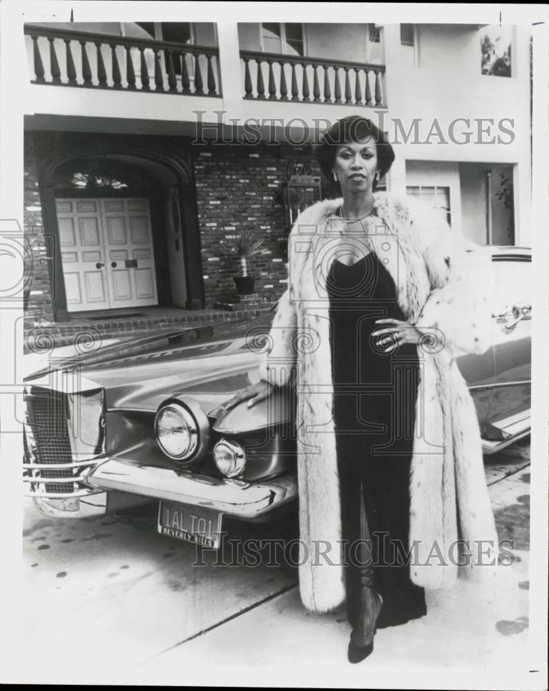 1979 Press Photo Altovise Davis, Wife of Musician Sammy Davis Jr. Poses with Car- Historic Images