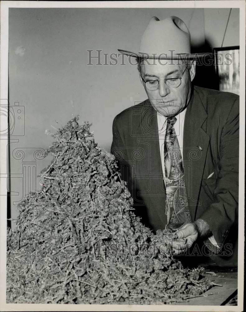 1947 Press Photo Captain J.R. &quot;Bob&quot; Davidson - hpa63247- Historic Images