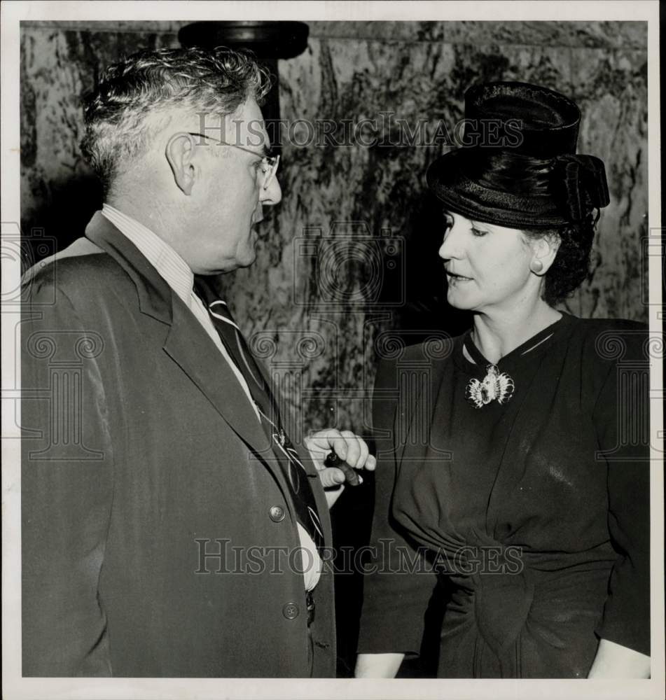 1946 Press Photo J.R. &quot;Bob&quot; Davidson and wife, talking. - hpa63248- Historic Images