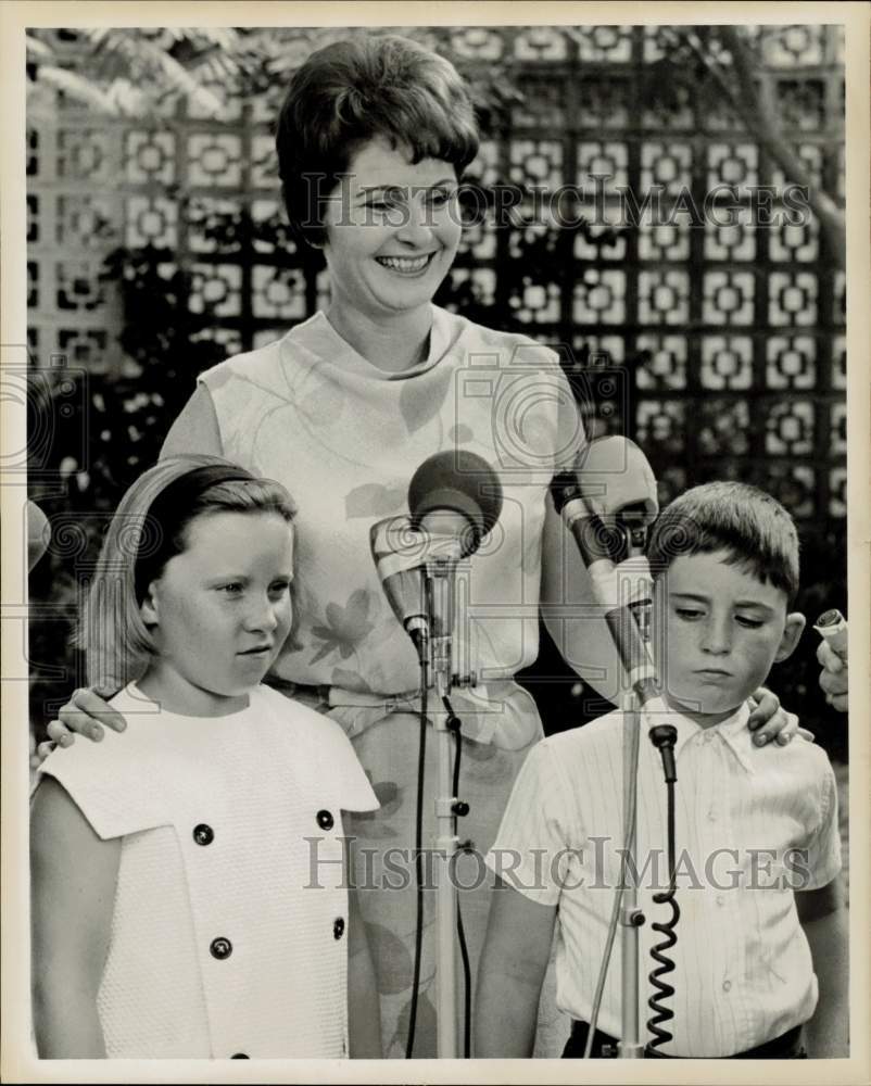 1966 Press Photo Barbara Young with children discusses speaking with husband- Historic Images