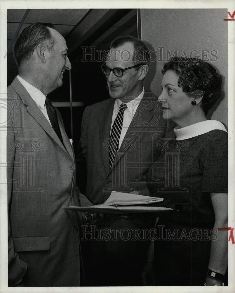 1959 Press Photo Dr. Cuyler Hammond talks with Dr. Wall and Mrs. Grima.- Historic Images