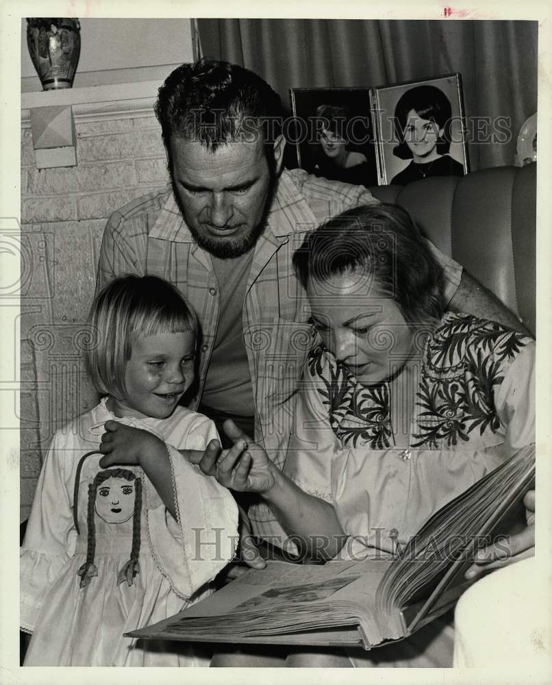 1972 Press Photo Would-be Galapagos Islands pioneer Peter Weber and family- Historic Images