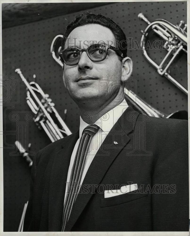 1959 Press Photo Brockstein&#39;s Music service department manager Wayne Gordon Dean- Historic Images