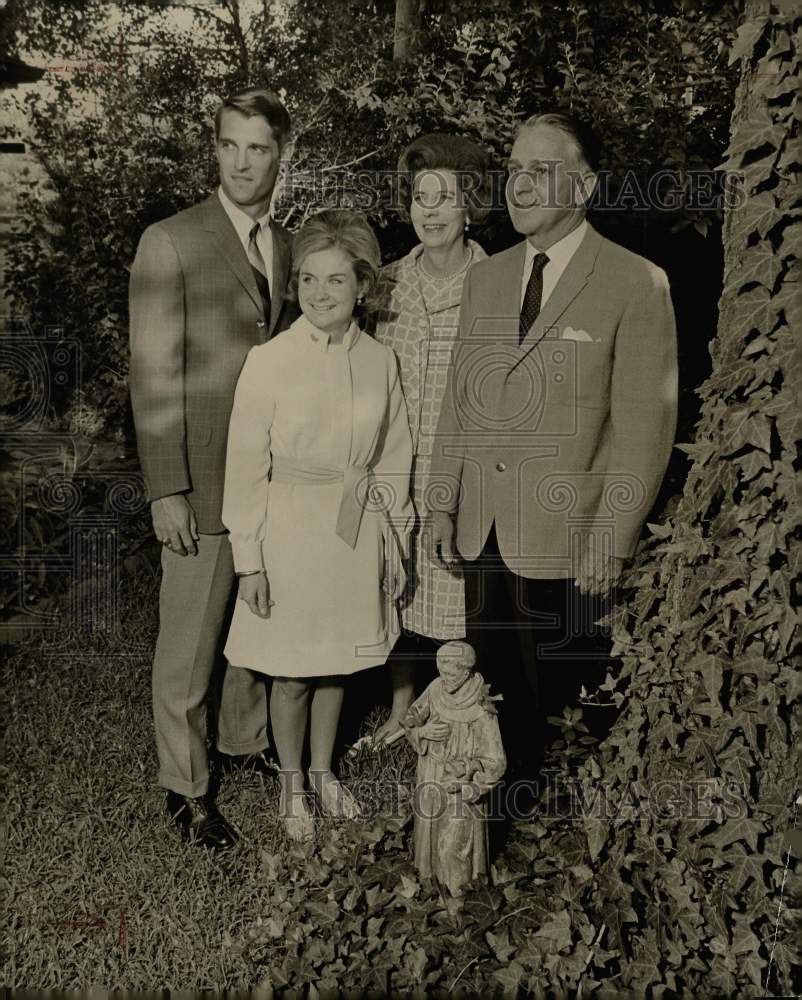 1968 Press Photo Mr. and Mrs. Hale Harrison pose in garden with family, Houston.- Historic Images