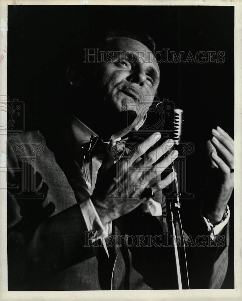 1965 Press Photo Entertainer Frank Gorshin during nightclub performance.- Historic Images