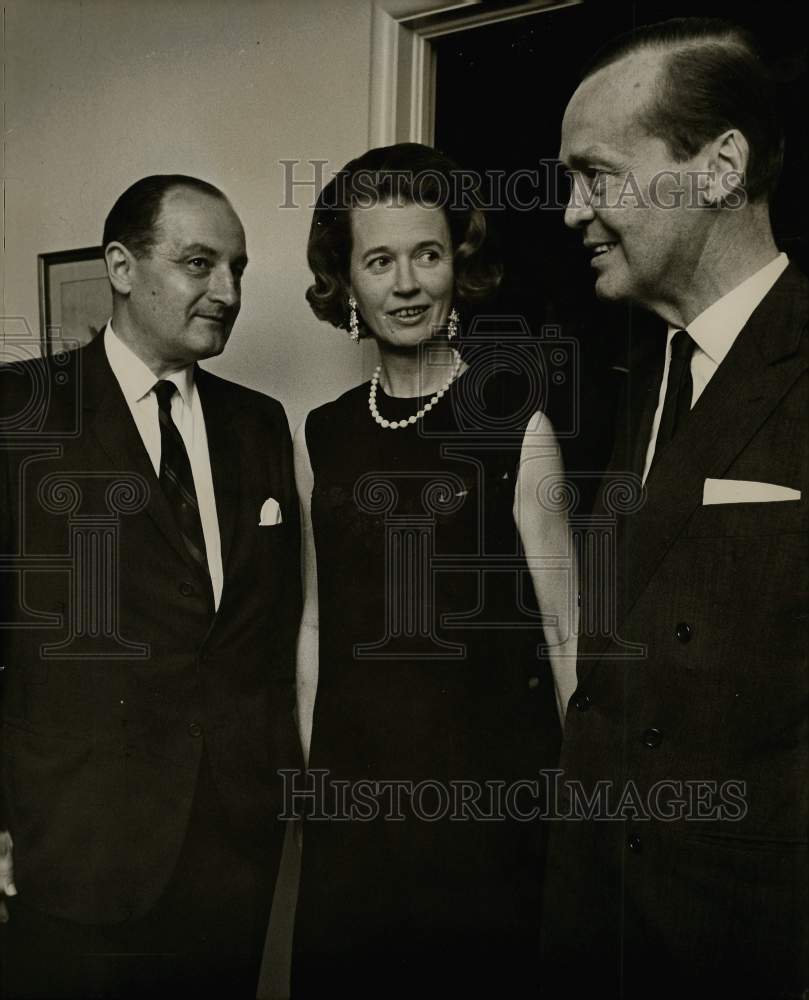 1968 Press Photo Ambassador and Mrs. Hubert de Besche talk with Tore Hogstedt- Historic Images