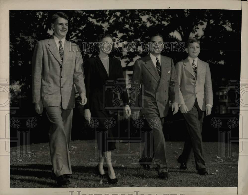 1943 Press Photo Thomas Dewey, Jr. and family at their Albany, New York home.- Historic Images