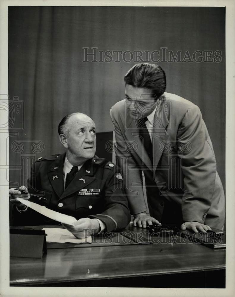 1956 Press Photo Addison Richards, Edward Binns star in &quot;Pentagon Confidential&quot;- Historic Images