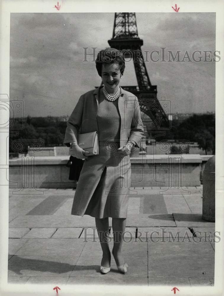 1961 Press Photo Olivia de Havilland, actress, with Eiffel Tower in background.- Historic Images