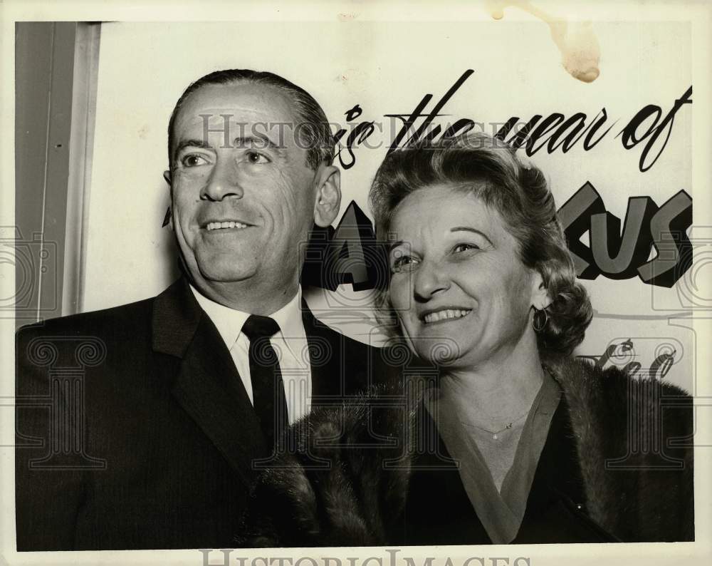 1961 Press Photo Isador Yonal, Postal Inspector and wife snapped at &quot;Spartacus&quot;- Historic Images