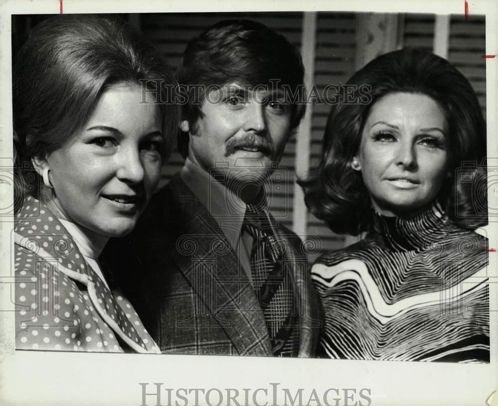 1972 Press Photo Carolyn Lister, decorator Lee Kinzel and Dee Moore - hpa64433- Historic Images