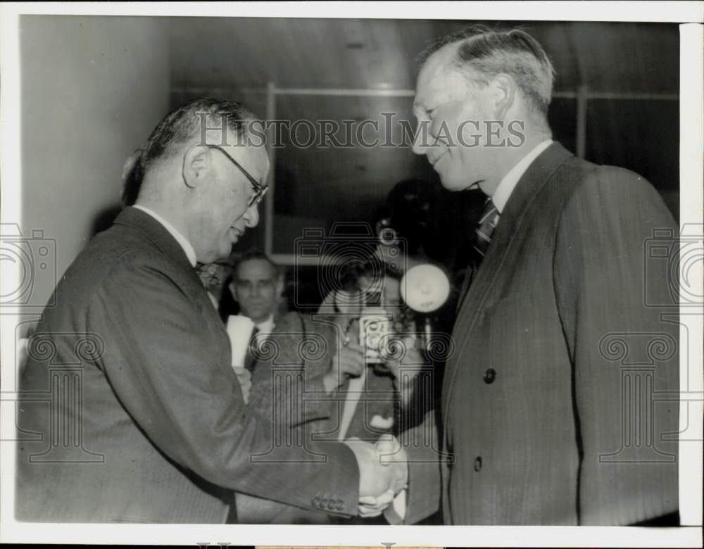 1956 Press Photo Mamoru Shigemitsu &amp; V. V. Kuznetsov shake hands at UN, New York- Historic Images