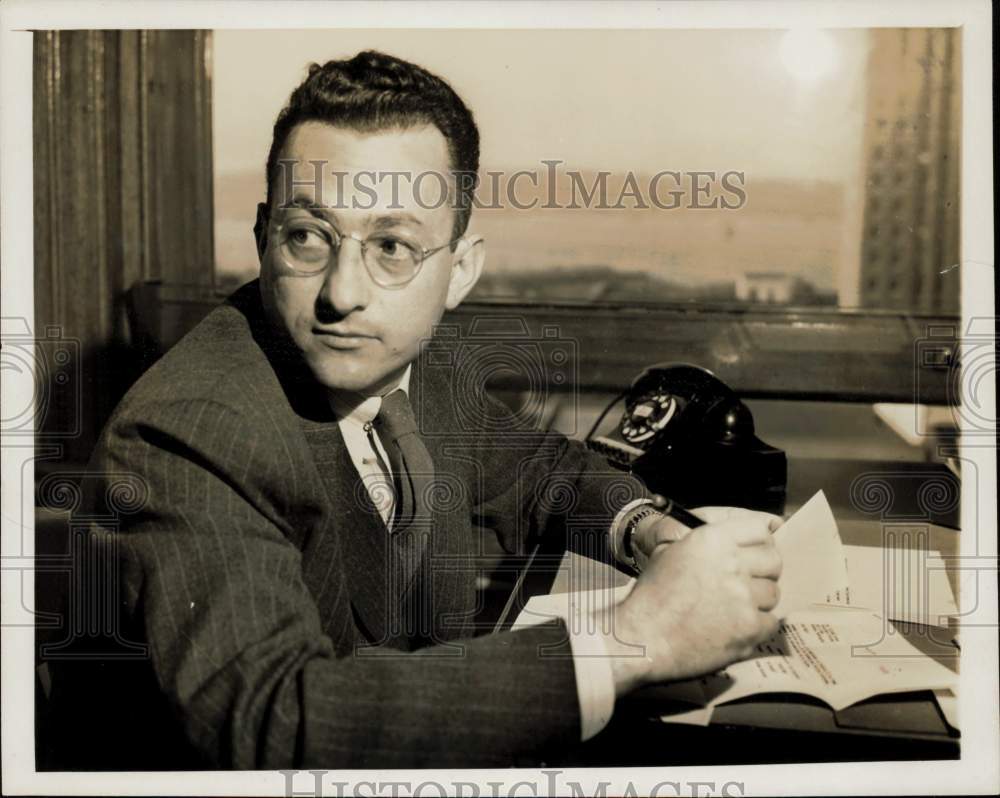 1946 Press Photo John Fox, ILO field representative in his Seattle office.- Historic Images