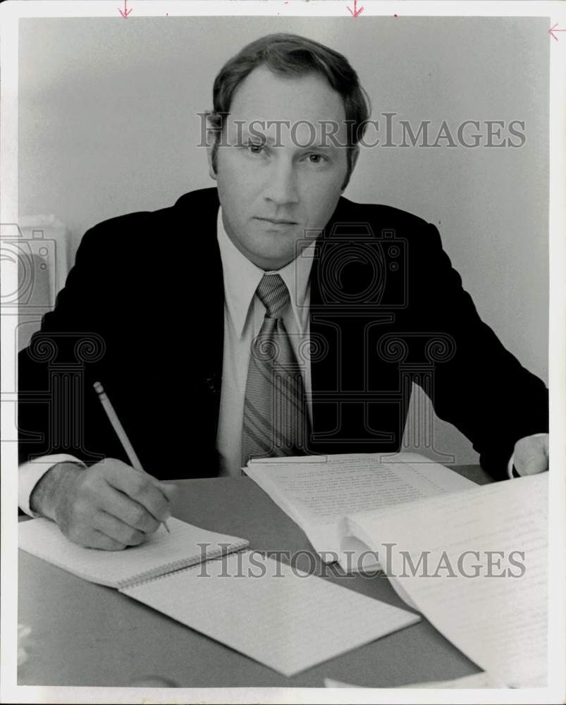 1973 Press Photo Don Lambright, Assistant District Attorney, works at desk.- Historic Images