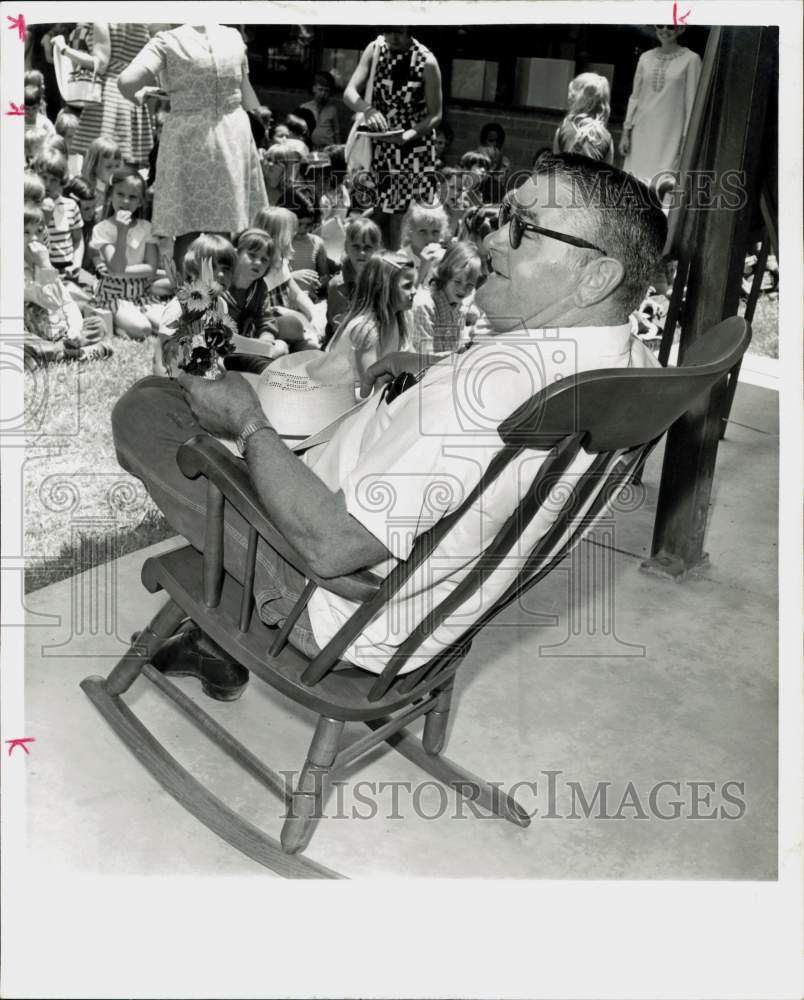 1973 Press Photo S.T. Lambert, retiring bus driver, enjoys rocking chair.- Historic Images