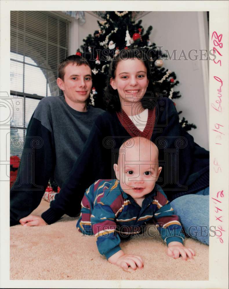 1994 Press Photo Teen parents Mimi Maddox and Sean Williams with son, Riley.- Historic Images