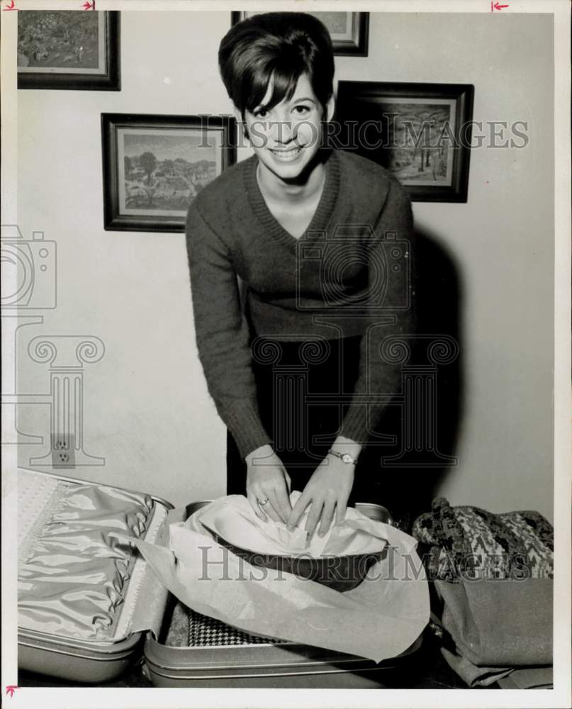 1965 Press Photo Kathy Hargis packs casserole at Junior Bake Off, San Francisco- Historic Images