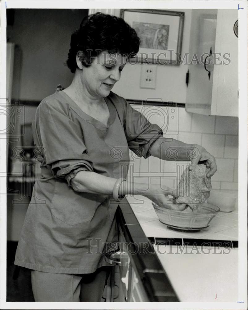 1973 Press Photo Erna Foxworth prepares dough for her fake steak dish- Historic Images